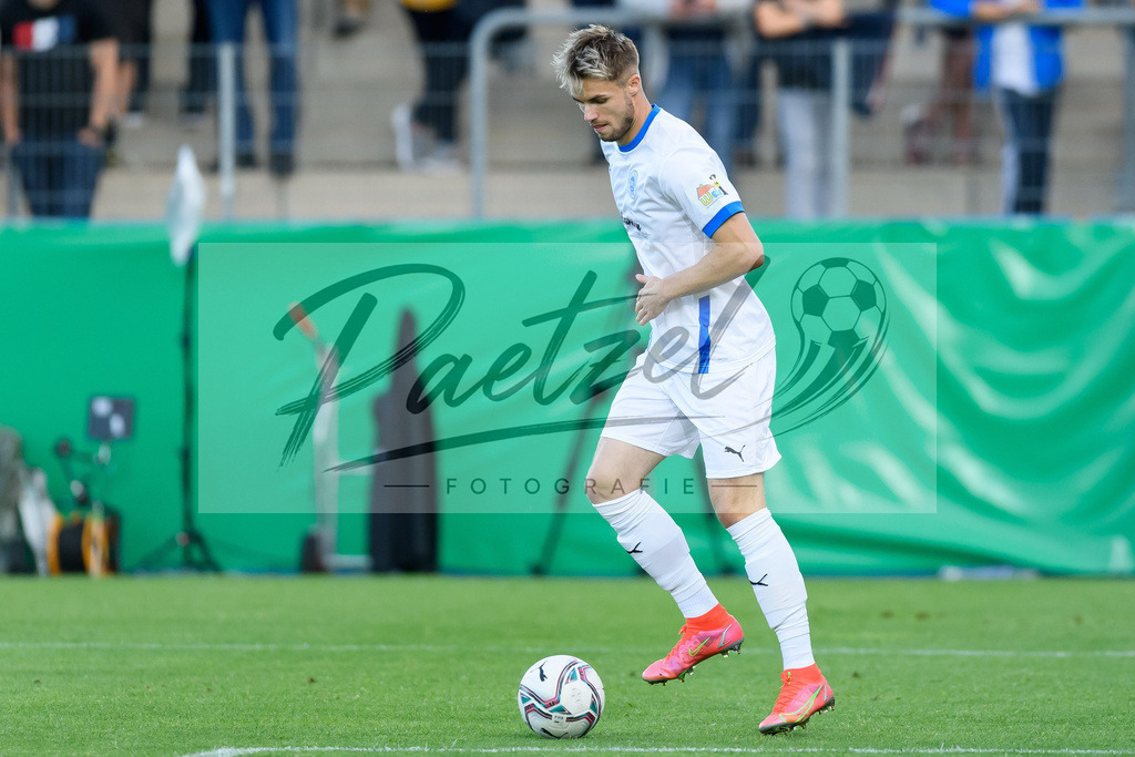LOTKSC20210809_251 | Fussball, Herren: Dominic Minz (Sportfreunde Lotte) in Aktion, am Ball, Einzelaktion beim Spiel der 1. Runde im DFB-Pokal zwischen SF Lotte und Karlsruher SC im Stadion am Lotter Kreuz am 09.08.2021 in Lotte, Deutschland.DFB / DFL REGULATIONS PROHIBIT ANY USE OF PHOTOGRAPHS AS IMAGE SEQUENCES AND/OR QUASI-VIDEO. - Realisiert mit Pictrs.com