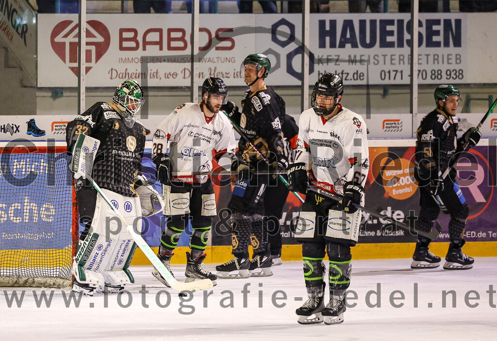 2024-03-15_111_TSV_Erding_gegen_EHC_Koenigsbrunn | Erding, Deutschland, 15.03.2024:
Eishockey, Bayernliga Playoffs 2023 / 2024, 3. Spieltag, TSV Erding gegen EHC Königsbrunn, Endergebnis: 3:4 n. V.

Torwart Dimitri Pätzold (Erding Gladiators, #32), Mika Reuter (EHC Königsbrunn, #28), Elia Ostwald (Erding Gladiators, #17), David Farny (EHC Königsbrunn, #67)

Foto: Christian Riedel / fotografie-riedel.net