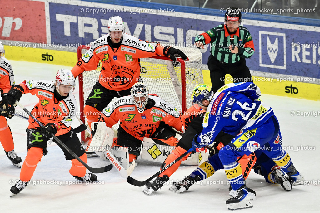 EC IDM WÄRMEPUMPEN VSV vs. MOSER MEDICAL GRAZ99ERS | #26 Guus van Nes EC VSV, #33 Maxime Lagacé Graz 99ers, #46 Anders Koch Graz 99ers, NIKOLIC MANUEL Referee, #28 Lenz Moosbrugger Graz 99ers, EC IDM WÄRMEPUMPEN VSV vs. MOSER MEDICAL GRAZ99ERS, EC IDM WÄRMEPUMPEN VSV vs. MOSER MEDICAL GRAZ99ERS am 12.03.2026 in Villach (Stadthalle Villach), Austria, (Photo by Bernd Stefan)