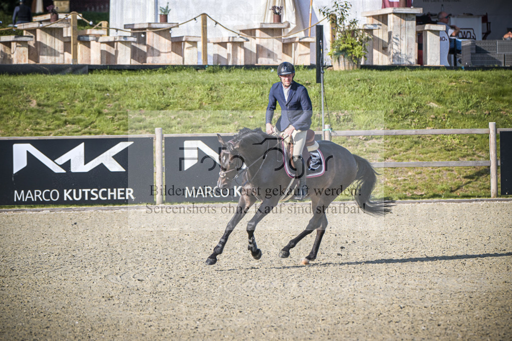 DOS_8976 | Entdecke hochwertige Reitturnierfotos von Foto Oger. Professionell, emotional und authentisch – jetzt Lieblingsmomente im Shop bestellen.Deutschlandweite Turnierfotografie. - Realisiert mit Pictrs.com
