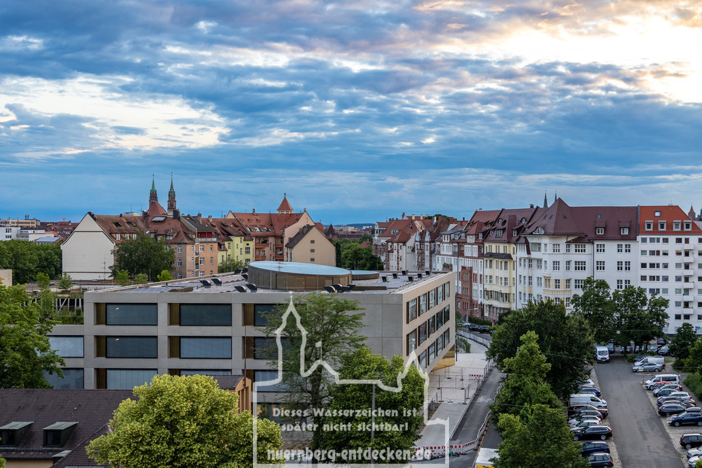 Keßlerplatz am Abend | Im Vordergrund der Neubau der Maria-Ward-Schule und im Hintergrund die Jugendstil-Mietshäuse in der Theodorstraße in Nürnberg. Das Foto wurde während der Abendstunden aufgenommen.  - Realisiert mit Pictrs.com