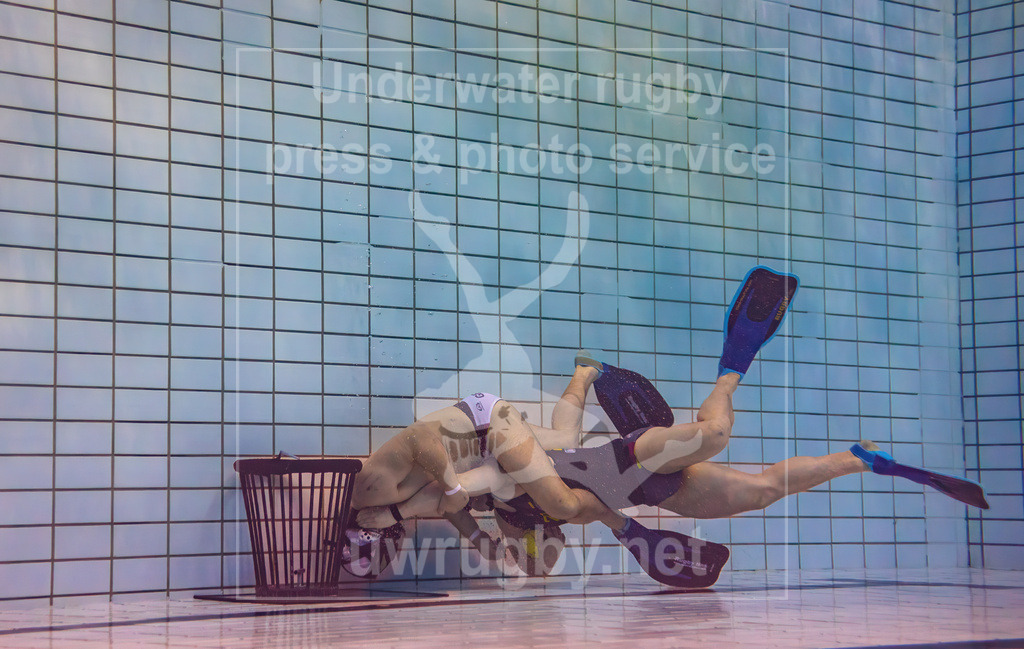 Strafwurf bei der Deutschen Meisterschaft 2023 | Der Strafwurf im Spiel DUC Krefeld (blau) gegen den Tauchclub Bamberg (weiß) während des Gruppenspiels.
Der Bamberger Torwart Sebastian Lange hält am Ende souverän den Strafball, sodass das Spiel danach ohne Tor weiterlaufen konnte.  - Realisiert mit Pictrs.com