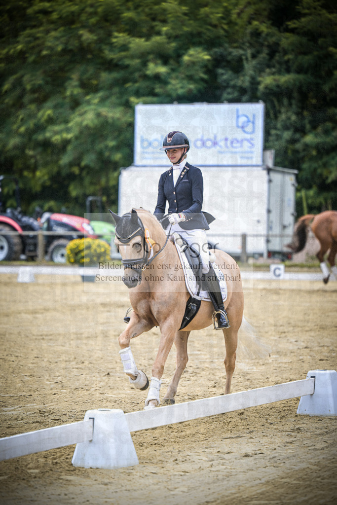 DOS_7813 | Entdecke hochwertige Reitturnierfotos von Foto Oger. Professionell, emotional und authentisch – jetzt Lieblingsmomente im Shop bestellen.Deutschlandweite Turnierfotografie. - Realisiert mit Pictrs.com