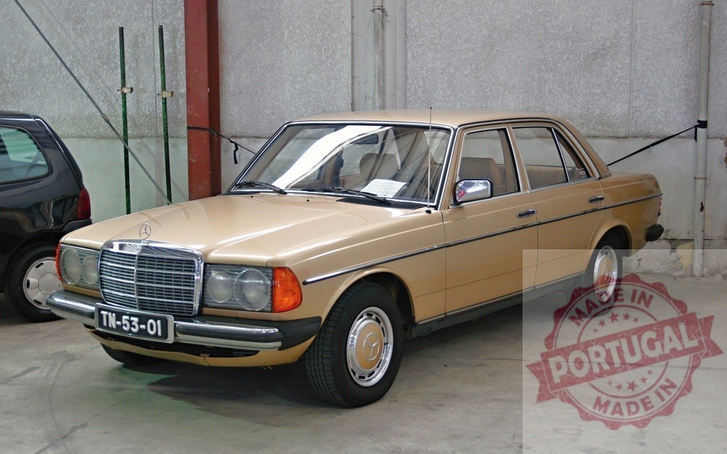 Mercedes-Benz W123 parked in garage showing its front side | Classic Mercedes-Benz W123 series sedan parked in a garage, showing its front and side - Realisiert mit Pictrs.com