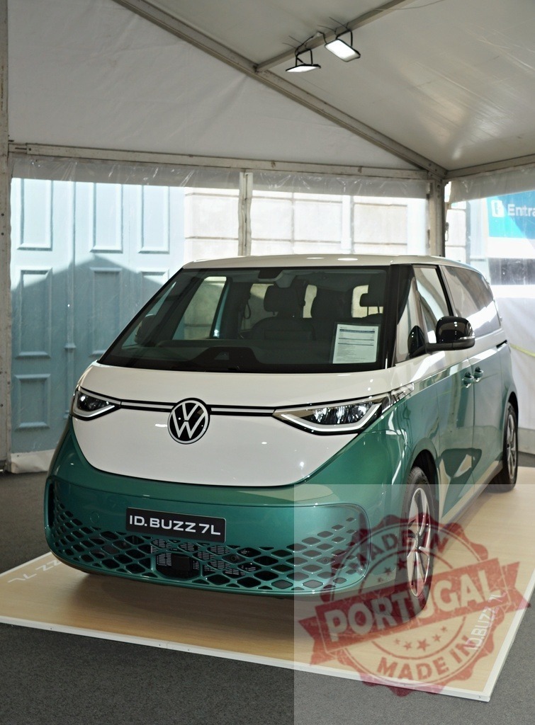 Volkswagen ID. Buzz electric van unveiling | Volkswagen ID. Buzz electric van parked under a tent at an event - Realisiert mit Pictrs.com
