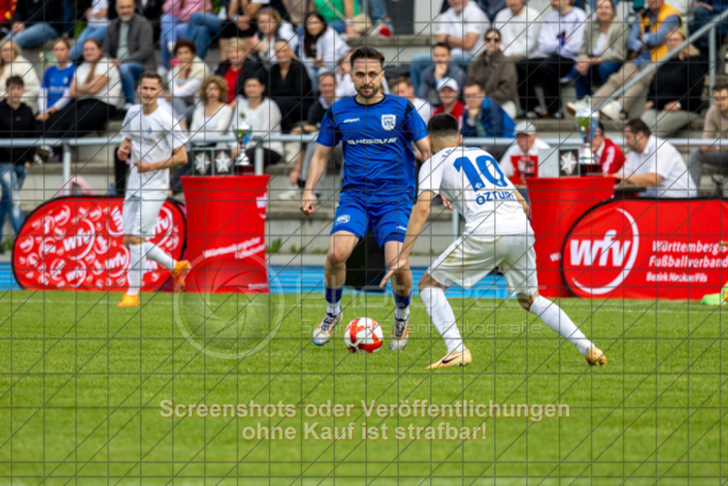 20250529_180529_0191 | #,  VfL Kirchheim (blau) vs. 1.FC Eislingen (weiß), Fußball, Bezirkspokal Finale - Bezirk Neckar/Fils, 2024/2025, Rasenplatz VfL Stadion Kirchheim, Jesinger Straße 105, 73230 Kirchheim, 29.05.2025 - 16:30 Uhr,Foto: PhotoPeet-Sportfotografie/Peter Harich
