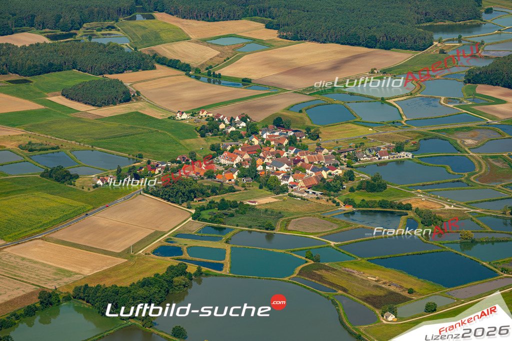 Das Luftbild zeigt : Oberlindach Weisendorf - Die Luftaufnahme wurde 2024 vom UL-Flugzeug aus erstellt ( keine Drohne ) - Hochauflösende Luftaufnahme - Für grossformatige Ausdrucke geeignet. Die Geschenkidee !Mit Lizenz und Bildrechte bestellbar