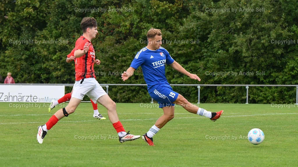 SpVg Eidertal Molfsee vs TSV Kronshagen | Luca Aouci (Molfsee #19 scheitert mit dem Schuss am Torwaert) vs Kjell Schröder (TSVK #6) / Fußball-Landesliga Schleswig Männer 2025/2026 / SpVg Eidertal Molfsee vs TSV Kronshagen / Platz A / Molfsee / 13.09.25 - Realisiert mit Pictrs.com