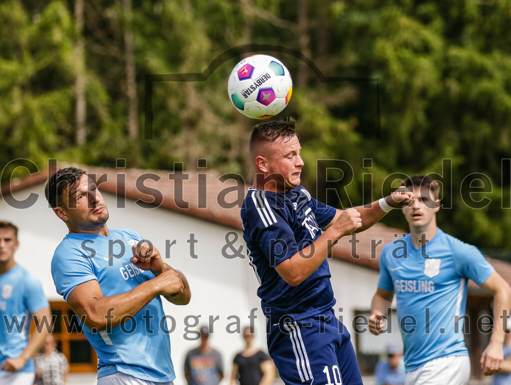 2023-08-26_082_FC_Langengeisling_gegen_TuS_Raubling | Erding, Deutschland, 26.08.2023:
Fußball, Bezirksliga Oberbayern Ost 2023 / 2024, 6. Spieltag, FC Langengeisling gegen TuS Raubling, Endergebnis: 2:0

Andreas Buchberger (FC Langengeisling, #5), Alexander Lallinger (TuS Raubling, #10)

Foto: Christian Riedel / fotografie-riedel.net