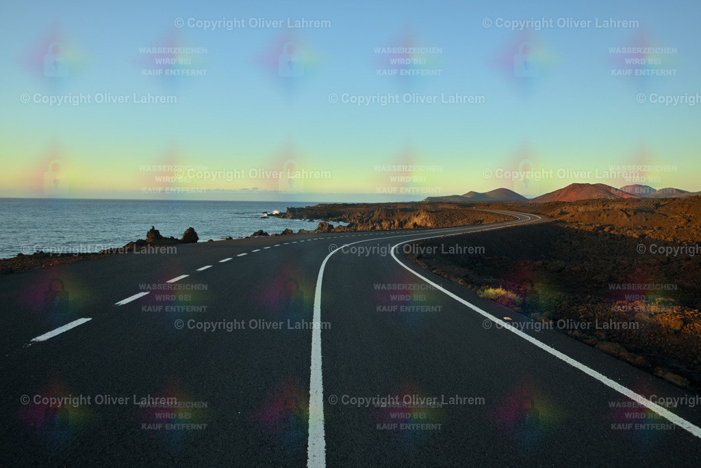 Die Küstenstraße  | Die Küstenstraße auf der Kanareninsel Lanzarote führt in der Abendsonne zu den Klippen von Los Hervideros.