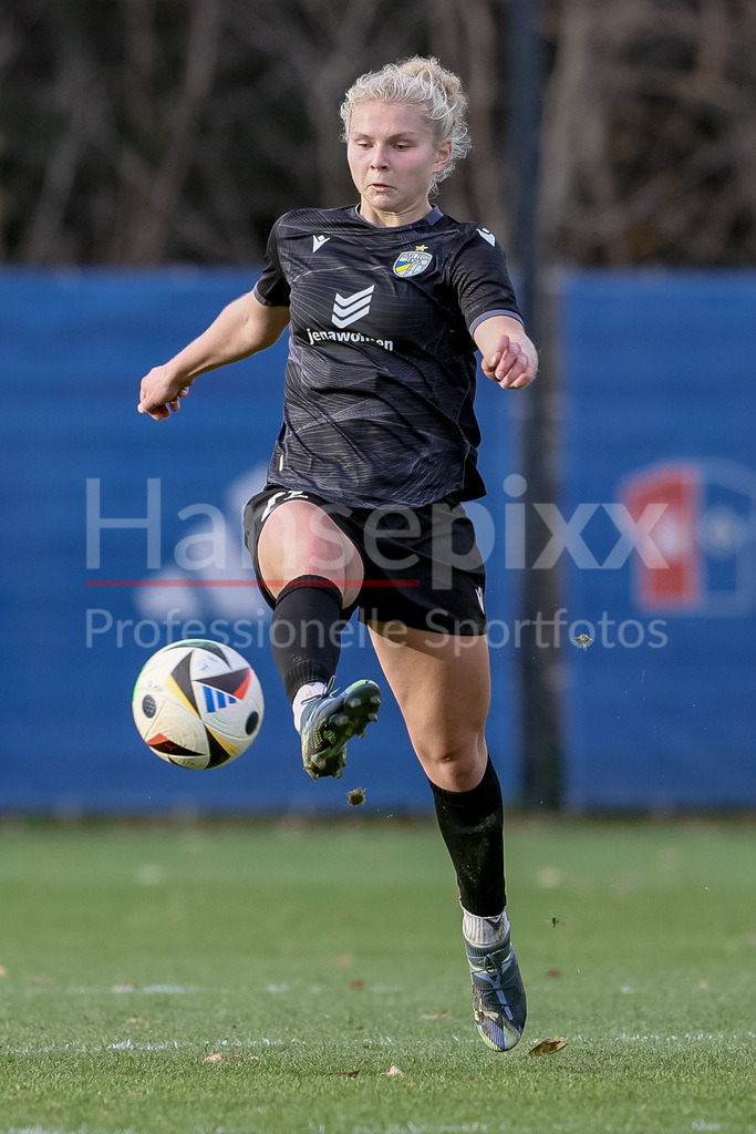 Fussball, DFB-Pokal Frauen, Hamburger SV - FC Carl Zeiss Jena | v.li.: Fiona Gaißer (FC Carl Zeiss Jena, 22) am Ball, Freisteller, Einzelbild, Ganzkörper, Aktion, Action, Spielszene, DIE DFB-RICHTLINIEN UNTERSAGEN JEGLICHE NUTZUNG VON FOTOS ALS SEQUENZBILDER UND/ODER VIDEOÄHNLICHE FOTOSTRECKEN. DFB REGULATIONS PROHIBIT ANY USE OF PHOTOGRAPHS AS IMAGE SEQUENCES AND/OR QUASI-VIDEO.