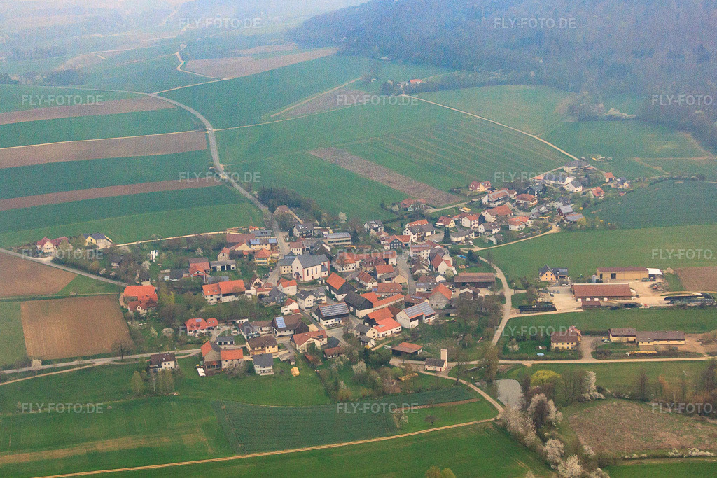 Luftbild: Dorfansicht aus Süden im Ortsteil Altenbanz in Bad Staffelstein im Bundesland Bayern in Deutschland. Foto: IMG_64128.jpg vom 05.04.2014 durch Werner Riehm/FLY-FOTO.de