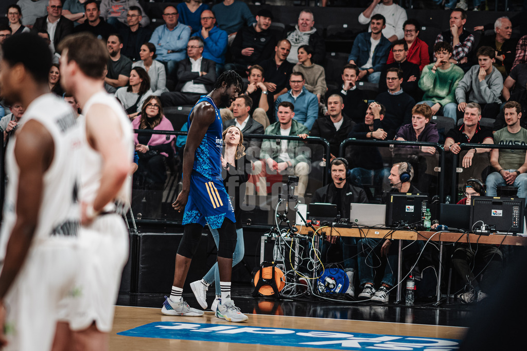 Basketball | Männer | Saison 2023/2024 | easyCredit Basketball Bundesliga | Veolia Towers Hamburg vs. Alba Berlin | 17.04.2024 | Khalifa Koumadje (#21, Alba Berlin) wird aus dem Spiel geworfen und verlässt die Arena