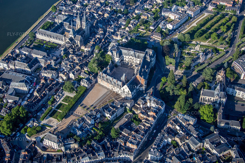 Aerial view: Castle complex of the Château Blois - Château Royal de Blois and the Musée des Beaux-Arts art museum in Blois in the state Loir et Cher, France. – Photo: IMG_082064.jpg taken on 06/20/2015 by Werner Riehm/FLY-FOTO.com – Resolution of the original: 4936 x 3291 px