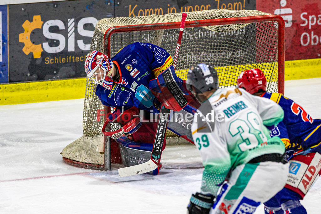 Achtelfinale Spiel 2 EC Peiting vs ESC Wohnbau Moskitos Essen | Eishockey Oberliga Süd Playoffs 2023/2024, Achtelfinale Spiel 2 EC Peiting vs ESC Wohnbau Moskitos Essen, 20240305,
Konrad FIEDLER (ECP Goali 30) in Aktion,
2024-03-05 in Peiting (Eisstadion)
30 Konrad FIEDLER (ECP Goali 30), 39 Dennis REIMER (Moskitos 39)
Copyright: WolfgangxLindner foto-lindner.de