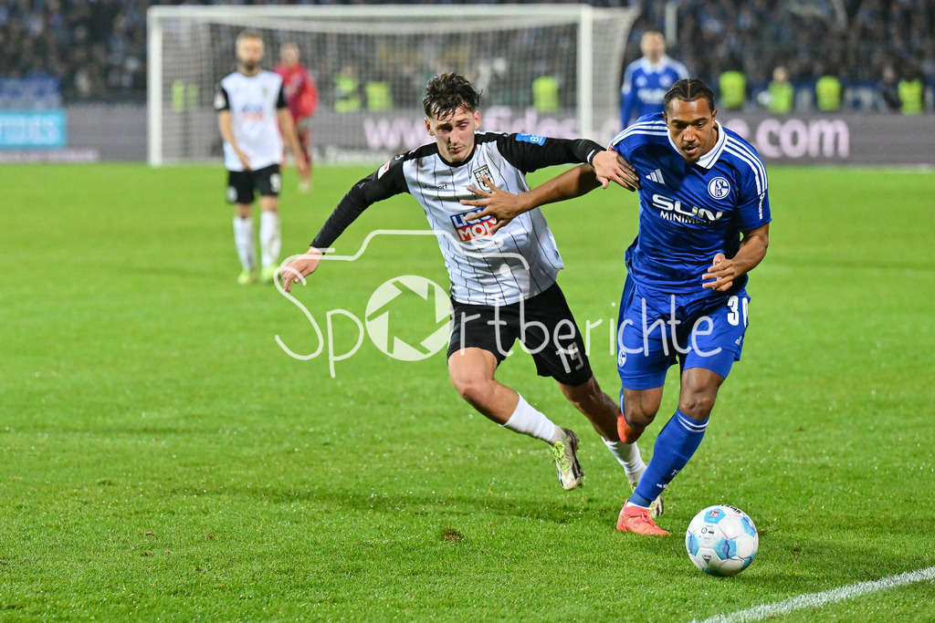SSV Ulm 1846 Fussball - FC Schalke 04 | im Duell Jonathan MEIER (SSV Ulm #19) und Anton Leander DONKOR (FC Schalke #30) / Zweikampf / 2. Bundesliga: SSV Ulm 1846 Fussball - FC Schalke 04, Donaustadion am 01.11.2024