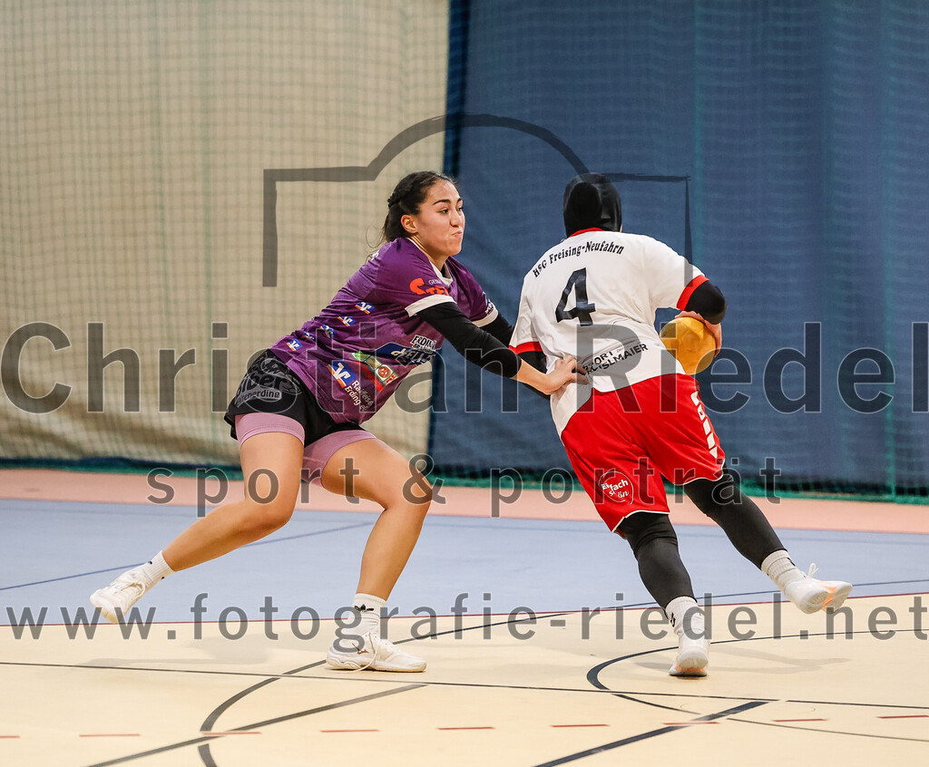2024-10-13_021_SpVgg_Altenerding_gegen_SC_Freising | Erding, Deutschland, 13.10.2024:Handball, Bezirksoberliga Frauen Altbayern 2024 / 2024, 3. Spieltag, SpVgg Altenerding gegen SC Freising, Endergebnis: 26:35Nikayla Alston (SpVgg Altenerding, #11), Eduarta Krasnigi (HSG Freising-Neufahrn, #4)Foto: Christian Riedel / fotografie-riedel.net