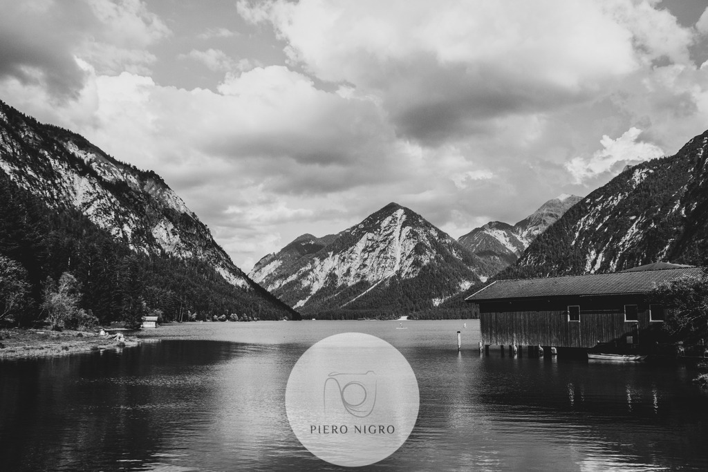 Heiterwangsee Tirol - Wanddeko | Wallart | Fotokunst | DE: Der Heiterwangsee ist ein kleiner, aber wunderschöner Bergsee in Tirol, Österreich. Er liegt auf einer Höhe von 982 Metern über dem Meeresspiegel und ist umgeben von hohen Bergen und Wäldern. Das klare Wasser des Heiterwangsees lädt zum Baden, Schwimmen und Bootfahren ein.

Im Winter ist der Heiterwangsee ein beliebtes Ziel für Eisläufer und Schlittschuhläufer. Die umliegenden Berge bieten zahlreiche Wanderwege und Mountainbike-Strecken.

Dieses Leinwandbild ist ein echtes Meisterwerk der Landschaftsfotografie. Es ist ein ideales Geschenk für alle, die die Berge lieben oder einfach nur eine schöne Erinnerung an ihren Urlaub in den Alpen haben möchten.

EN: Lake Heiterwangsee is a small but beautiful mountain lake in Tyrol, Austria. It lies at an altitude of 982 meters above sea level and is surrounded by high mountains and forests. The clear waters of Lake Heiterwangsee are ideal for swimming, bathing and boating.

In winter, the Heiterwangsee is a popular destination for ice skaters and ice skaters. The surrounding mountains offer numerous hiking trails and mountain bike routes.

This canvas picture is a true masterpiece of landscape photography. It is an ideal gift for anyone who loves the mountains or simply wants to have a beautiful memory of their vacation in the Alps.
 - Realisiert mit Pictrs.com