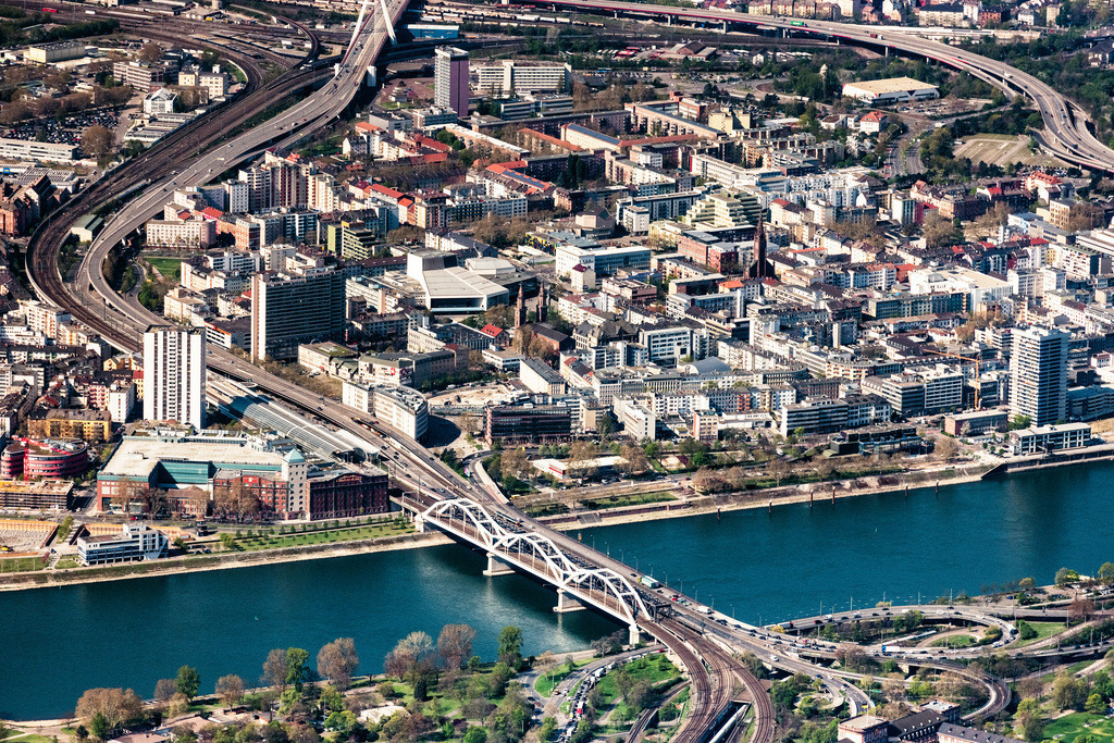 dr__0022089.jpg | MANNHEIM 11.04.2019 Innenstadtbereich von Ludwigshafen im Vordergrund die Konrad-Adenauer-Brücke im Stadtgebiet in Mannheim im Bundesland Baden-Württemberg, Deutschland. // District von Ludwigshafen in Vordergrund die Konrad-Adenauer-Bruecke in the city in Mannheim in the state Baden-Wurttemberg, Germany. Foto: Daniel Reiter