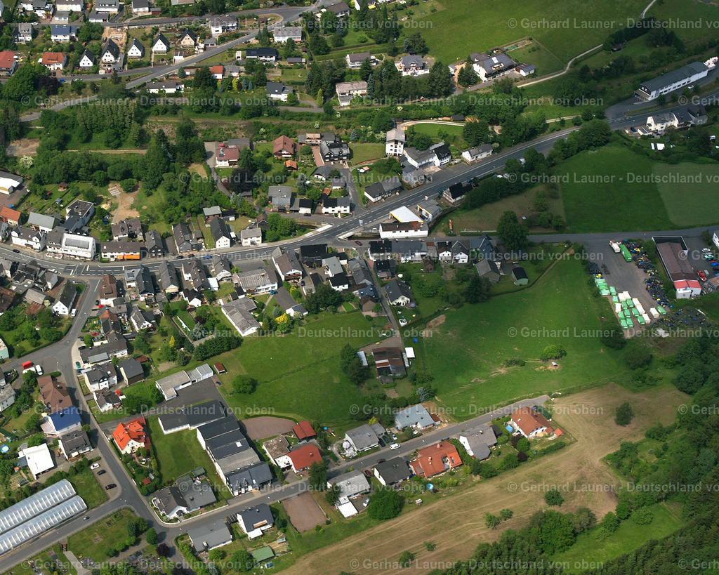 2611016 | EWERSBACH 09.06.2006 Wohngebiet einer Einfamilienhaus- Siedlung  in Ewersbach im Bundesland Hessen, Deutschland // Single-family residential area of settlement  in Ewersbach in the state Hesse, Germany Foto: Gerhard Launer