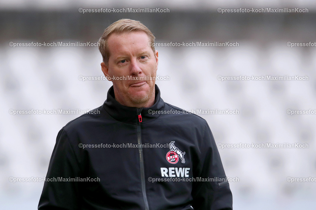 RWE06012401003 | 06.01.2024, Essen, Fußball, Herren, Stadion an der Hafenstraße, Testspiel, Rot-Weiss Essen – 1. FC Köln:  Cheftrainer Timo Schultz (1.FC Köln) streckt frech die Zunge aus dem Mund. 
DFB regulations prohibit any use of photographs as image sequences and or quasi-video.