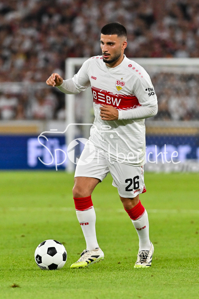 VfB Stuttgart - FC Bayern München | am BAll Deniz UNDAV (VfB Stuttgart 26) / Einzelfoto / Freisteller / Franz-Beckenbauer Supercup: VfB Stuttgart - FC Bayern München; MHP Arena am 16.08.2025