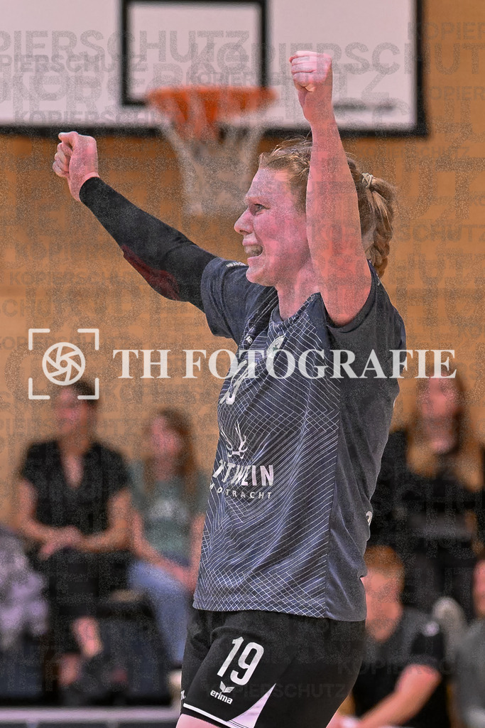 GER, SG Maulburg/Steinen - HB Kinzigtal, Handball, Suedbadenliga, 22. Spieltag, Saison 2023/2024, 27.04.2024 | Pia Weichenhein (HB Kinzigtal, #19)

GER, SG Maulburg/Steinen - HB Kinzigtal, Handball, Suedbadenliga, 22. Spieltag, Saison 2023/2024, 27.04.2024

Foto: TH Fotografie/Thomas Hess