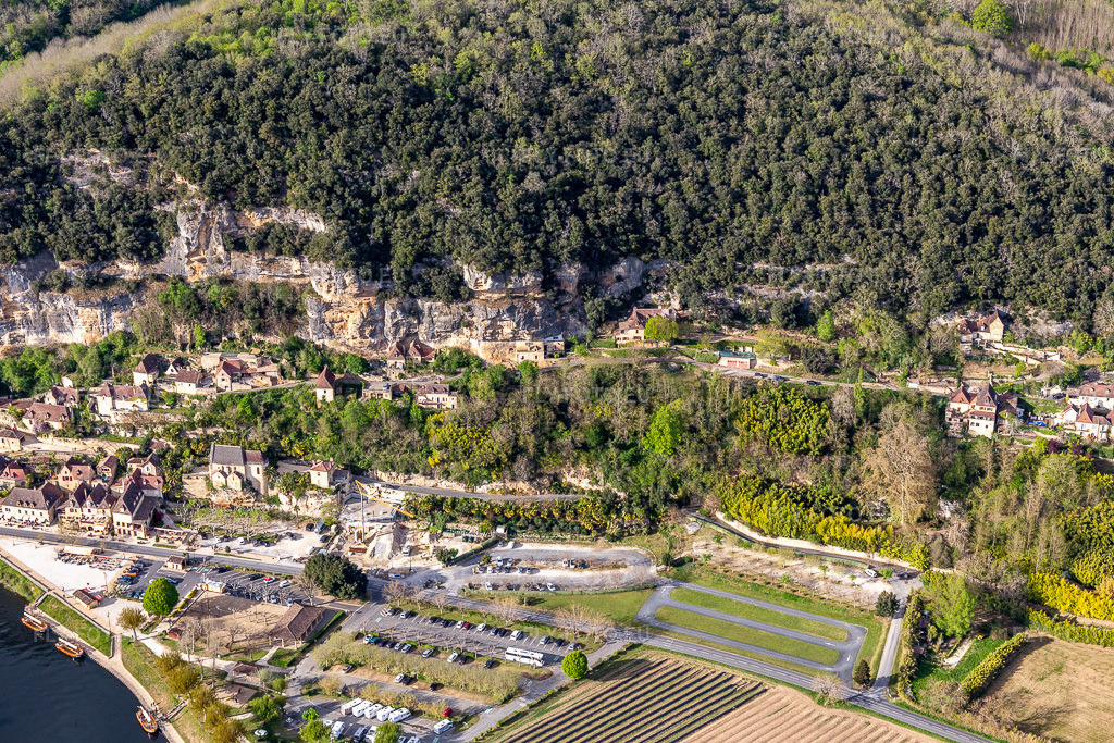 Vue aérienne: Vue de la ville à La Roque-Gageac dans le département Dordogne, France. Photo: IMG_113426.jpg prise le 16/04/2019 par Werner Riehm/FLY-FOTO.eu – Résolution de l'original: 5472 x 3648 px