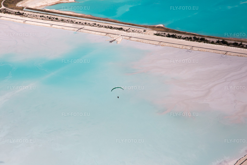 Vue aérienne: Marais à sel bruns et blancs pour la production de sel à Rosières-aux-Salines dans le département Meurthe et Moselle, France. Photo: IMG_083151.jpg prise le 11/07/2015 par Werner Riehm/FLY-FOTO.eu – Résolution de l'original: 5472 x 3648 px