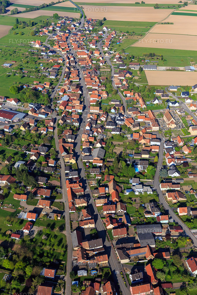 Vue aérienne: Rue Principale, Rue des Tulipes à Eschbach dans le département Bas Rhin, France – .Photo: IMG_099376.jpg prise le 30/04/2017 par Werner Riehm/FLY-FOTO.eu – Résolution de l'original: 3648 x 5472 px
