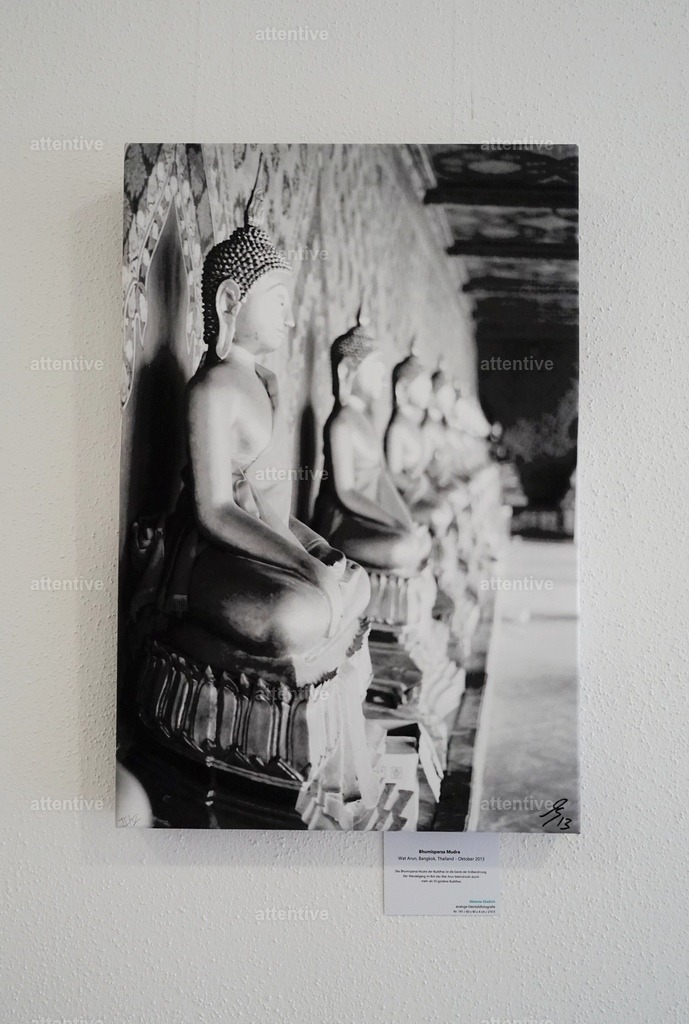 Bhumisparsa Mudra - 60 x 40 x 4 cm | Bestellbare Fotokunst von Melanie Stiebich: Analoge Schwarzweißbilder & digitale Farbwelten – als hochwertige Drucke für dein Zuhause. - Realisiert mit Pictrs.com