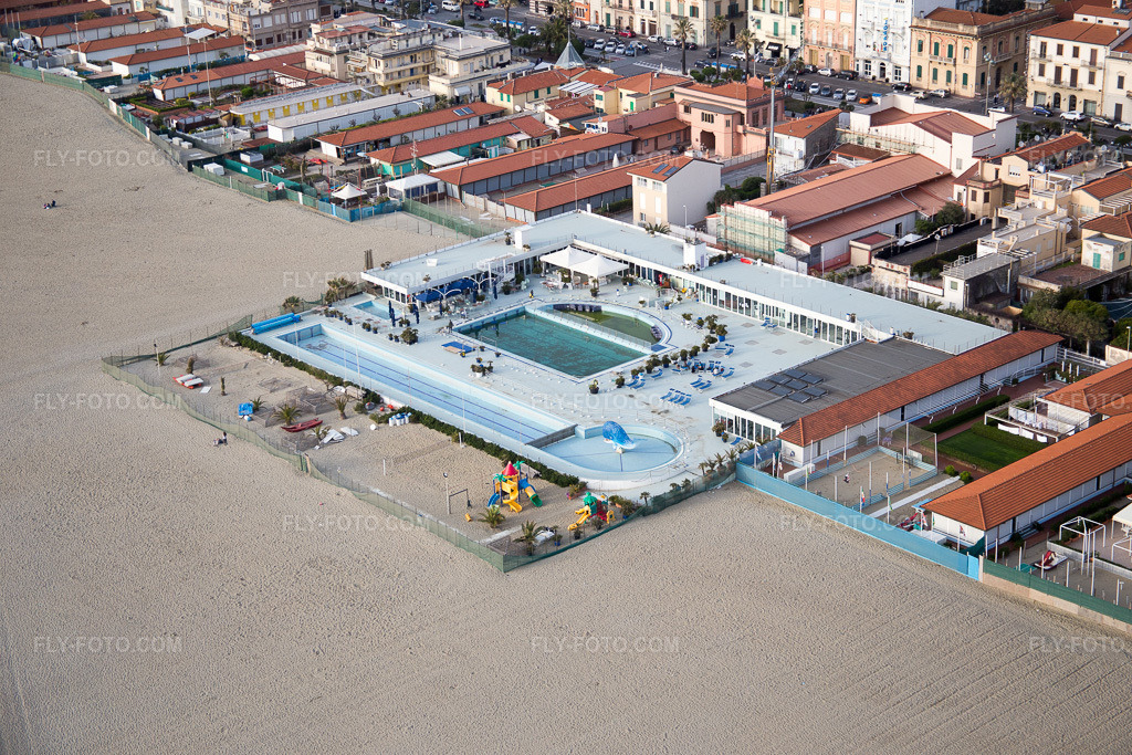 Aerial view: View of the town in Viareggio in the state Lucca, Italy. – Photo: IMG_087007.jpg taken on 04/03/2016 by Werner Riehm/FLY-FOTO.com – Resolution of the original: 5472 x 3648 px