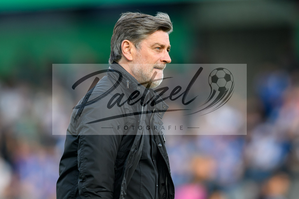 LOTKSC20210809_178 | Fussball, Herren: Geschaeftsfuehrer Sport Oliver Kreuzer (Karlsruher SC) schaut beim Spiel der 1. Runde im DFB-Pokal zwischen SF Lotte und Karlsruher SC im Stadion am Lotter Kreuz am 09.08.2021 in Lotte, Deutschland.DFB / DFL REGULATIONS PROHIBIT ANY USE OF PHOTOGRAPHS AS IMAGE SEQUENCES AND/OR QUASI-VIDEO. - Realisiert mit Pictrs.com