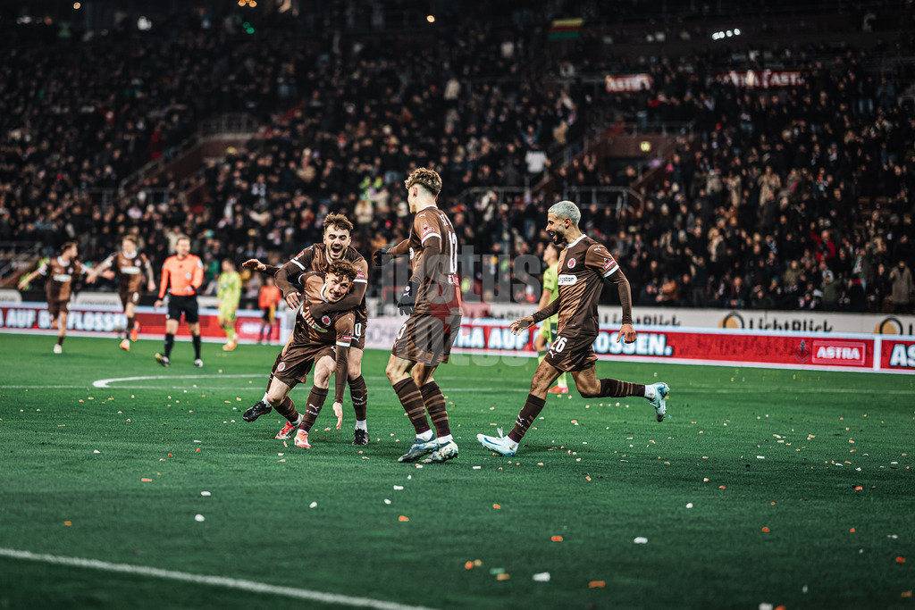 Fußball | Männer | Saison 2024/2025  | Fußball-Bundesliga | 26. Spieltag | FC St. Pauli vs. TSG Hoffenheim | 14.03.2025 | Torjubel vorne Philipp Treu (#23, FC St. Pauli) und hinten Danel Sinani (#10, FC St. Pauli) vorne Noah Weißhaupt (#13, FC St. Pauli)