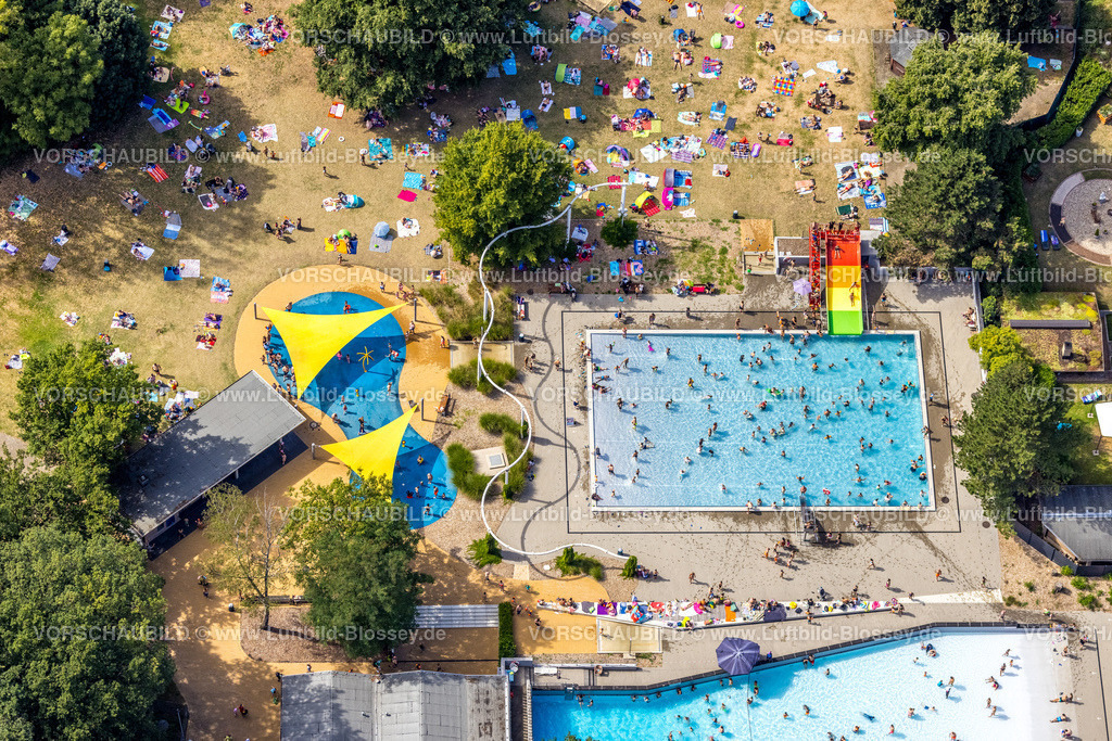 Oberhausen220800810 | Luftbild, Revierpark Vonderort, Revierpark Vonderort, Vonderort Freibad, Schwimmbad und Badegäste, Liegewiese, regenbogenfarbige Wasserrutsche, Osterfeld, Oberhausen, Ruhrgebiet, Nordrhein-Westfalen, Deutschland