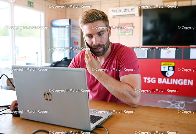 Ulmer | Fussball DFB Pokal 2023/2024        13.07.2023Fuer das DFB Pokalspiel zwischen der TSG Balingen - VfB Stuttgart im Kreuzeiche Stadion in Reutlingen ist der Ticketverkauf gestartet. Geschaeftsfuehrer Jonathan Annel am Laptop und Handy beim Kartenverkauf  fuer Vereinsmitglieder und Dauerkarteninhaber im Clubhaus Henkes 12ter Mann in der Bizerba Arena.FOTO: ULMER Pressebildagentur xxNOxMODELxRELEASExx