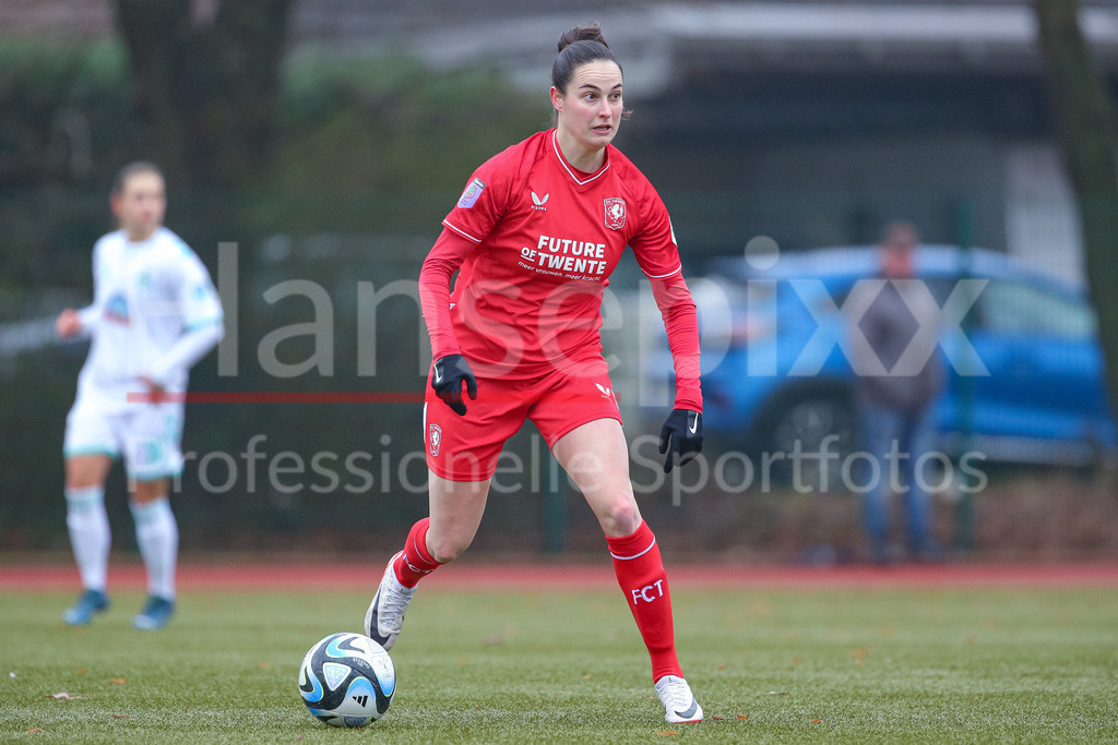 Fussball, Testspiel Frauen, SV Werder Bremen - FC Twente Enschede | v.li.: Caitlin Dijkstra (FC Twente Vrouwen, 4) am Ball, Einzelbild, Ganzkörper, Aktion, Action, Spielszene