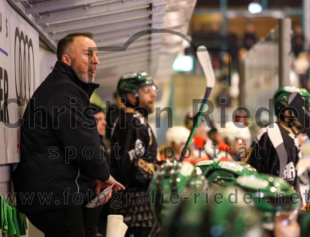 2024-03-08_022_TSV_Erding_gegen_EHC_Koenigsbrunn | Erding, Deutschland, 08.03.2024:
Eishockey, Bayernliga Playoffs 2023 / 2024, 1. Spieltag, TSV Erding gegen EHC Königsbrunn, Endergebnis: 3:0

Teamchef Thomas Daffner (Erding Gladiators)

Foto: Christian Riedel / fotografie-riedel.net