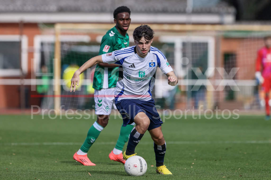 Fussball, Regionalliga Nord, SV Werder Bremen II - Hamburger SV II | v.li: Nicolas Oliveira (Hamburger SV II, 17) am Ball, Einzelbild, Ganzkörper, Aktion, Action, Spielszene
