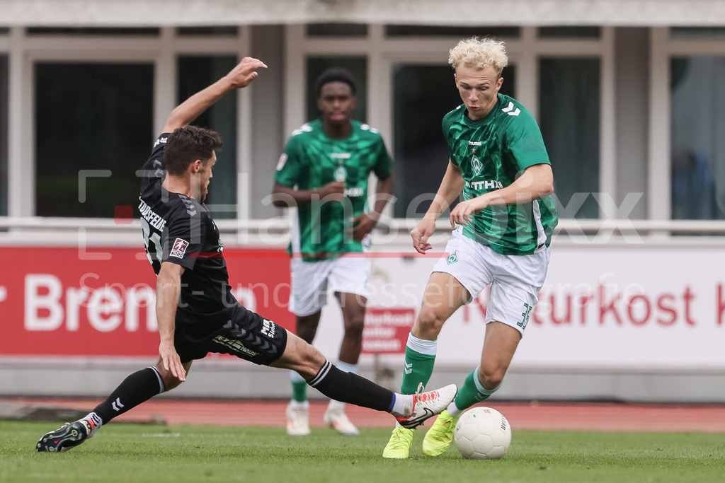 Fussball, Regionalliga Nord, SV Werder Bremen II - SV Todesfelde | v.li: Mirko Boland (SV Todesfelde, 31) und Leon Opitz (SV Werder Bremen II, 35) im Zweikampf, Duell, Dynamik, Aktion, Action, Spielszene