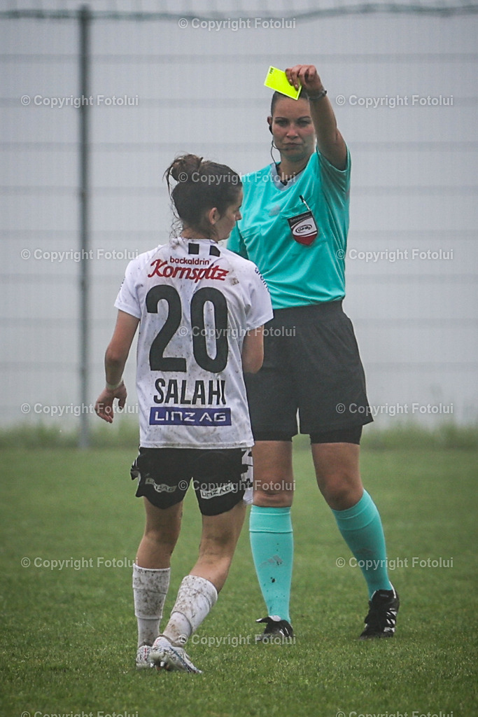 A-BINDER_20240601_0041 | St.Stefan,AUSTRIA,01.June.24 - SOCCER - Zaunergroup OOE Ladies Cuo, LASK vs FCPS. Image shows the referee Linda Thieme and Floea Salahi (LASK). keywords: yellow card.Photo: Sportmediapics.com/ Manfred Binder