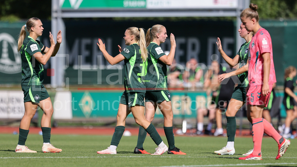 Fussball, Testspiel Frauen, SV Werder Bremen - VfL Wolfsburg | Spielerinnen vom VfL Wolfsburg mit Torjubel, Jubel, jubeln, jubelt, optimistisch, Spielszene, Highlight, Freude über das Tor zum 0:2
