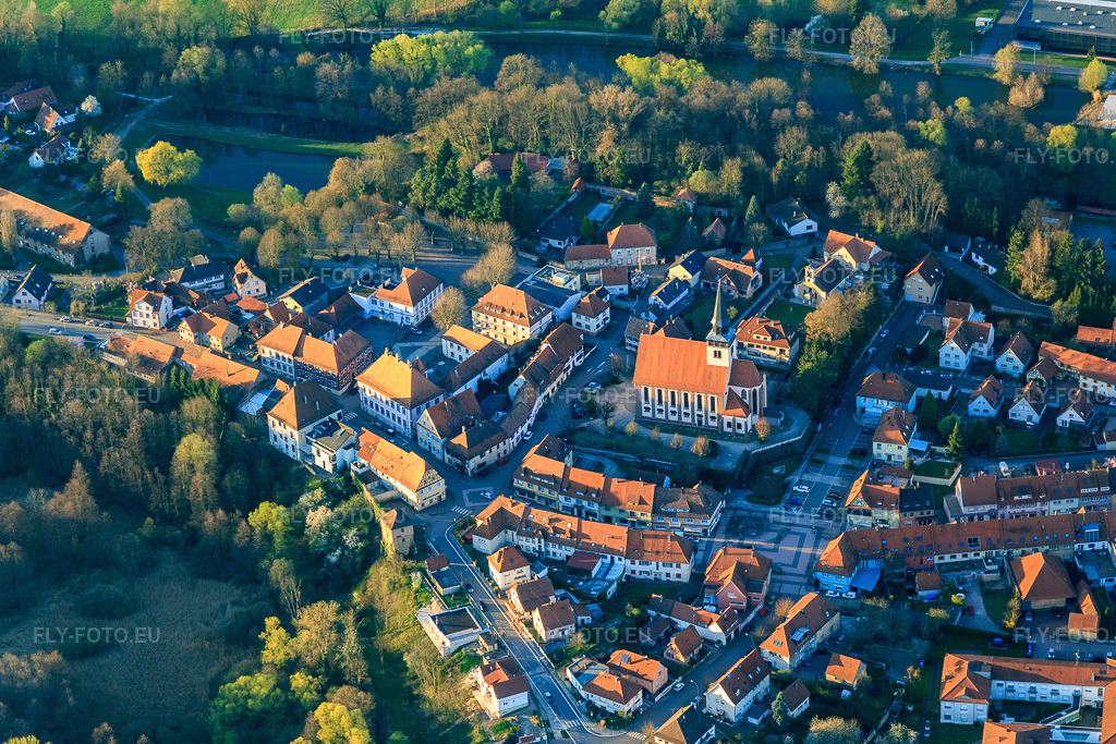 Vue aérienne: Centre ville avec église, rue de la Première Armée à le quartier Neulauterburg in Lauterbourg dans le département Bas Rhin, France – .Photo: IMG_097877.jpg prise le 27/03/2017 par Werner Riehm/FLY-FOTO.eu – Résolution de l'original: 5180 x 3453 px