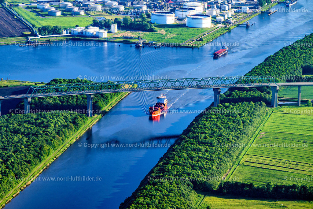 Nord_Ostsee_Kanal_Tanker_Coral_Leaf_ELS_8837300523 | BRUNSBüTTEL 30.05.2023 Streckenführung und Fahrspuren im Verlauf der Brücke der B 5 in Brunsbüttel über dem Nord-Ostsee-Kanal mit dem Tanker "Coral Leaf" im Bundesland Schleswig-Holstein. // Route and lanes along the B 5 bridge in Brunsbuettel over the Kiel Canal with the tanker "Coral Leaf" in the federal state of Schleswig-Holstein. Foto: Martin Elsen