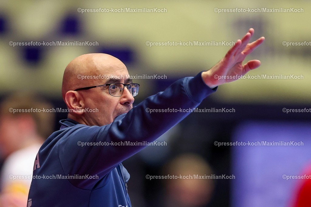 EHF17012601061 | 17.01.2026, Handball, Men's EHF EURO 2026, Österreich - Spanien, Jyske Bank Boxen in Herning, Dänemark, Preliminary Round: Headcoach Jordi Ribera Romans (Espania #hc) gestikulierend am Spielfeldrand  