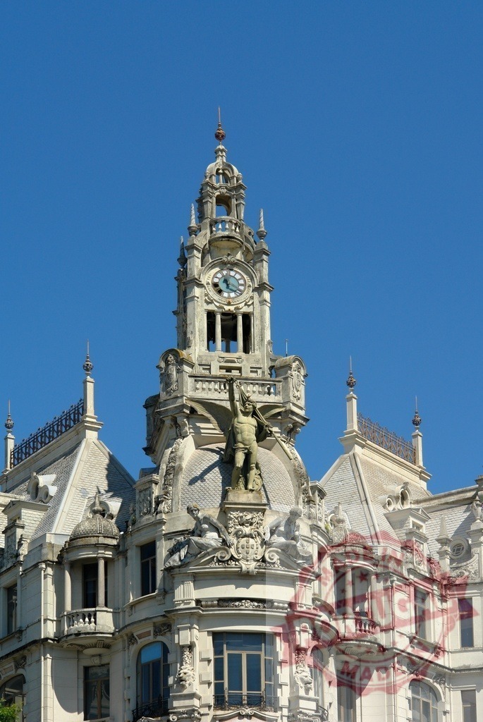 Edifício A Noite historic clock tower and sculpture | Edifício A Noite building with a clock tower and a detailed sculpture - Realisiert mit Pictrs.com