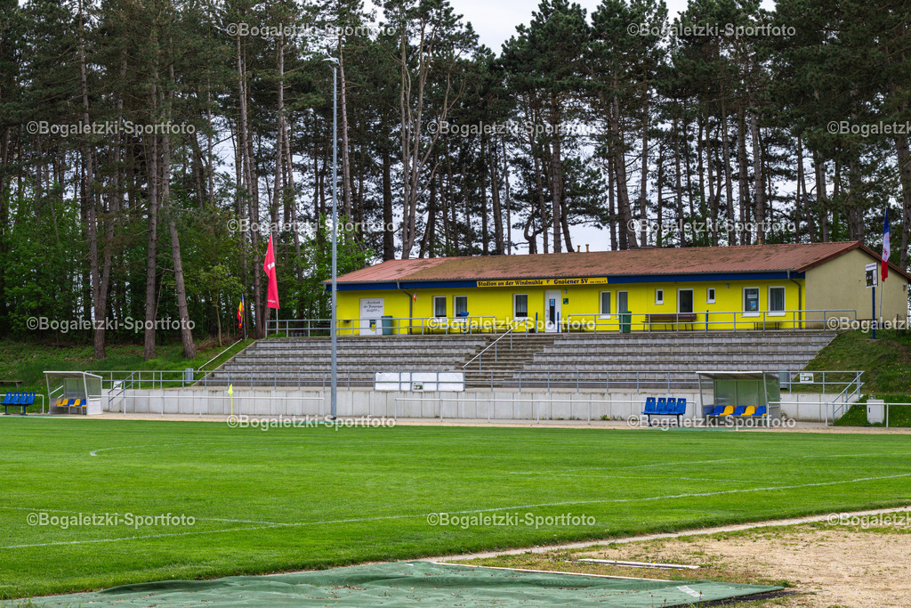 Stadion an der Windmühle des Gnoiener SV | Stadion an der Windmühle: Blick auf die Haupttribüne mit Vereinsheim des Gnoiener SV - Realisiert mit Pictrs.com