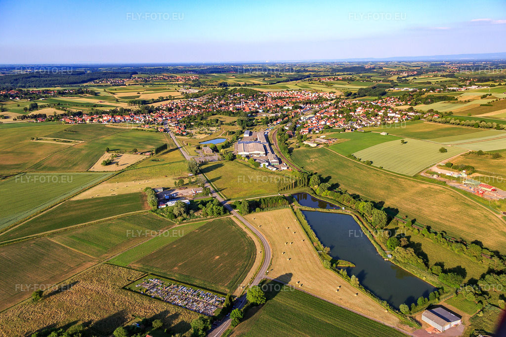 Vue aérienne: Étang à poissons sur le Seltzbach vu de l'ouest à Kutzenhausen dans le département Bas Rhin, France – .Photo: IMG_080226.jpg prise le 05/06/2015 par Werner Riehm/FLY-FOTO.eu – Résolution de l'original: 5472 x 3648 px