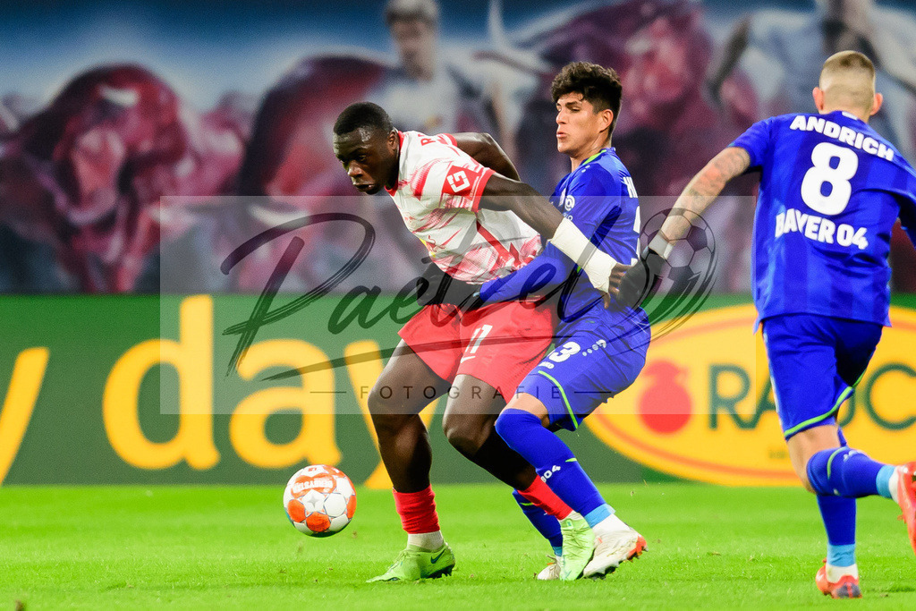 RBLLEV20211128_188 | Fussball, Herren: Brian Brobbey (RB Leipzig) und Piero Hincapie (Bayer 04 Leverkusen) im Zweikampf bei dem Spiel der 1. Bundesliga zwischen RB Leipzig und Bayer 04 Leverkusen in der Red Bull Arena am 28.11.2021 in Leipzig, Deutschland.DFB / DFL REGULATIONS PROHIBIT ANY USE OF PHOTOGRAPHS AS IMAGE SEQUENCES AND/OR QUASI-VIDEO. - Realisiert mit Pictrs.com