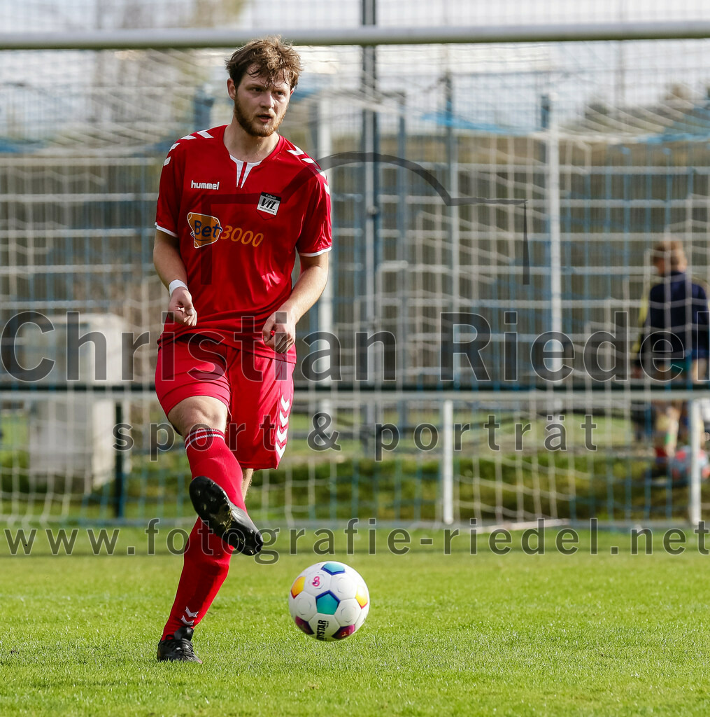 2023-11-04_053_FC_Langengeisling_gegen_VfL_Waldkraiburg | Erding, Deutschland, 04.11.2023:
Fußball, Bezirksliga Oberbayern Ost 2023 / 2024, 16. Spieltag, FC Langengeisling gegen VfL Waldkraiburg, Endergebnis: 2:0

Danis Glamocic (VfL Waldkraiburg, #14)

Foto: Christian Riedel / fotografie-riedel.net